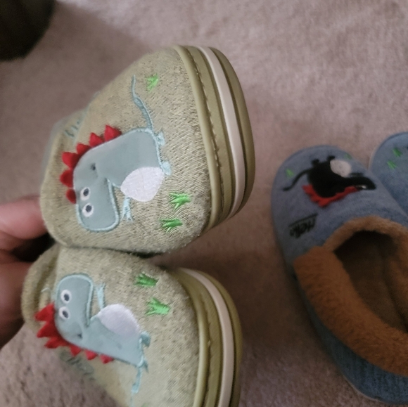 Boys 13 slippers cozy non slip sole green dinosaur EUC - Picture 3 of 4